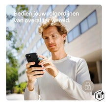 En man styr sina smarta rullgardiner från var som helst i världen med sin smartphone. (Image AI modified or generated)
