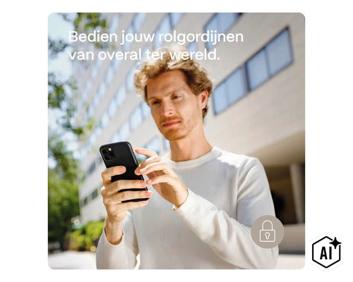 En man styr sina smarta rullgardiner från var som helst i världen med sin smartphone. (Image AI modified or generated)