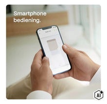 En person styr rullgardiner bekvämt via en smartphone app för smarta hem applikationer. (Image AI modified or generated)