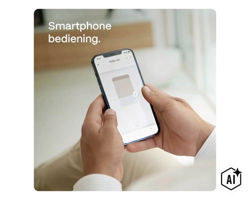 En person styr rullgardiner bekvämt via en smartphone app för smarta hem applikationer. (Image AI modified or generated)