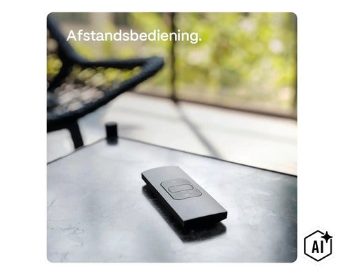 En platt fjärrkontroll med kontrollknappar ligger på ett bord i ett vardagsrum. (Image AI modified or generated)