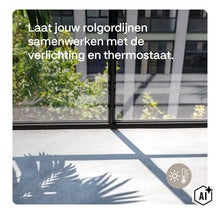 Utsikt genom ett fönster mot en trädgård med skuggan av ett palmblad på golvet och en symbol för smart klimatstyrning. (Image AI modified or generated)