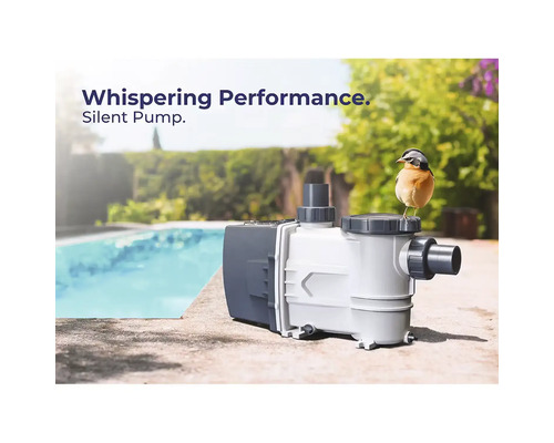 Poolpumpa bredvid en pool med en fågel på den