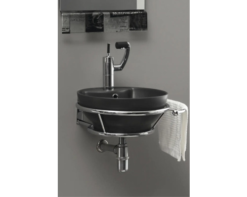 Tvättställ med blandare, handdukshållare och vattenlås på en grå vägg