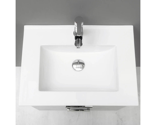 Tvättställ med blandare och avloppssats uppifrån