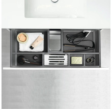 Utrustad låda med kosmetika i badrummet