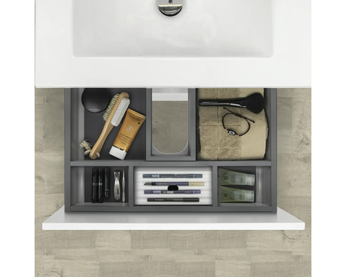 Öppet badrumsskåp med diverse kosmetiska produkter och tillbehör.