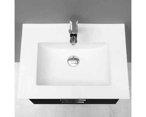 Vy från ovan av ett tvättställ med armatur och underskåp