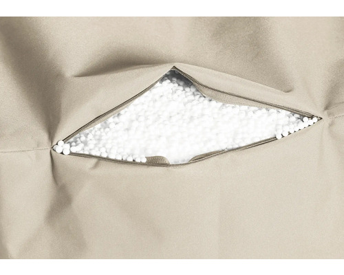 Närbild av en sittsäck med öppen dragkedja, som visar vita polystyrenkulor