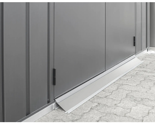 Detaljvy av ett trädgårdsskjul med golvprofil