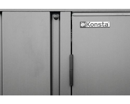 Detaljvy av ett grått metallskåp med Konsta logotyp