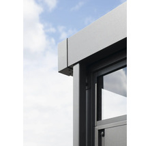 Detaljvy av en paviljong med ram och fönster under en blå himmel