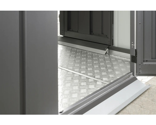 Detaljvy av en metallgolvplatta med dörrkarm