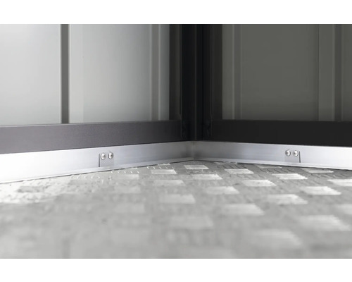 Detaljvy av golvet och väggen i ett trädgårdshus