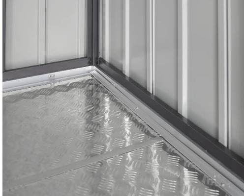 Närbild av ett hörn av ett trädgårdsskjul med bottenplatta och väggelement