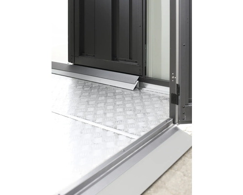 Detaljvy av en trädgårdsdörr i metall med bottenplatta