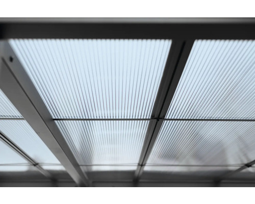 Detaljvy av ett transparent terrasstak med aluminiumram