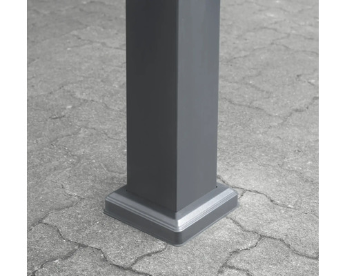 Detaljvy av en stolpe med fotfäste.