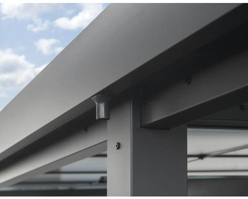 Detaljvy av en metallpaviljong med stolpar och balkar