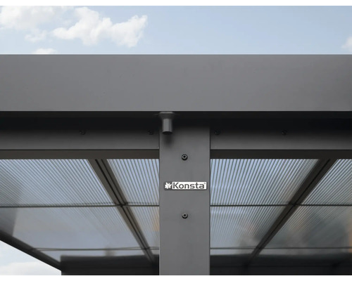 Detaljvy av ett lusthus med polykarbonattak och Konsta-logotyp.