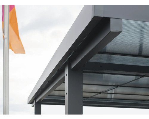 Detaljvy av ett terrassak med ett genomskinligt tak