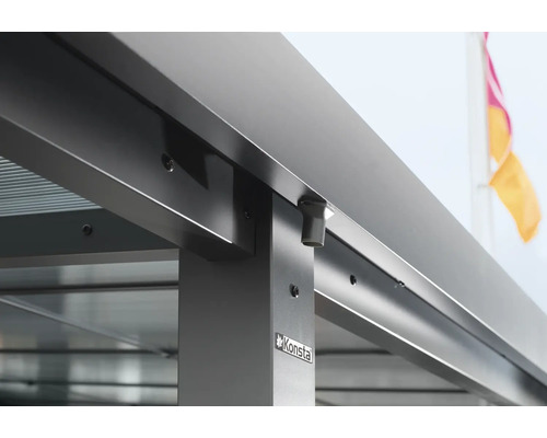 Detaljvy av metallterrassöverdrag med Konsta logotyp.