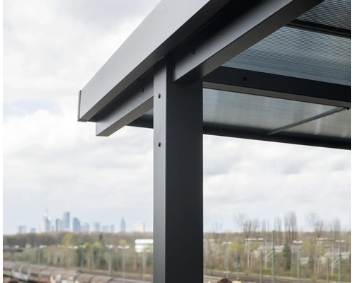 Detaljvy av ett modernt terrasstak med polykarbonatskivor