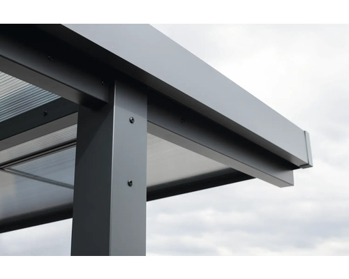 Detaljvy av ett terrassöverdrag med aluminiumram och transparent tak