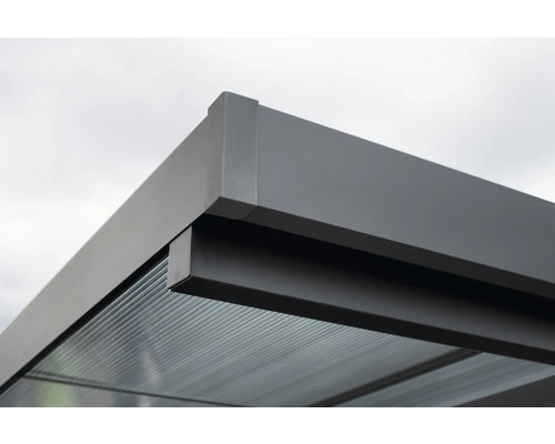 Detaljvy av ett terrassöverdrag med aluminiumram och transparent tak