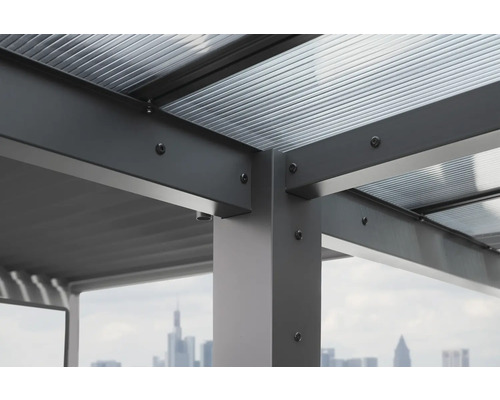 Detaljvy av ett terrasstak med aluminiumram och transparent tak