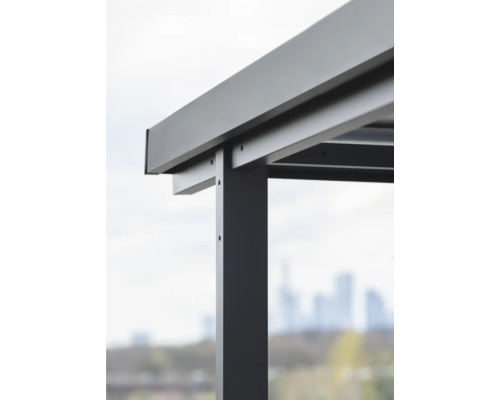 Detaljvy av ett terrassöverdrag i aluminium med pelare och ram