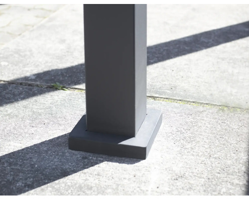 Detaljvy av en grå terrassöverbyggnad, fästning i marken.