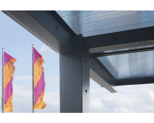 Detaljvy av ett terrasstak av metall med transparent tak