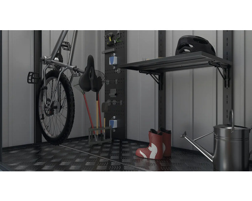 Organiserat redskapsbod med cykel, verktyg, hylla och gummistövlar