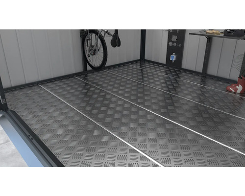 Durkplåtsgolv med cykel, arbetsbänk och verktyg i förrådet