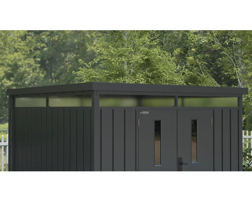 Metallförråd med dubbeldörr och takfönster