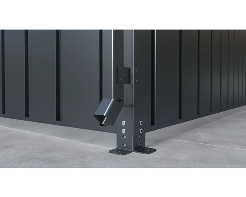 Detaljvy av ett metallstaket med markfäste