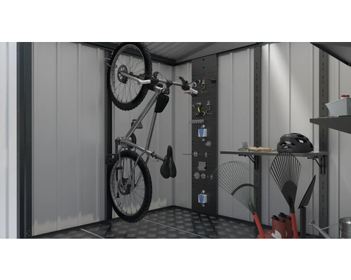 Cyklar och trädgårdsredskap i ett förråd