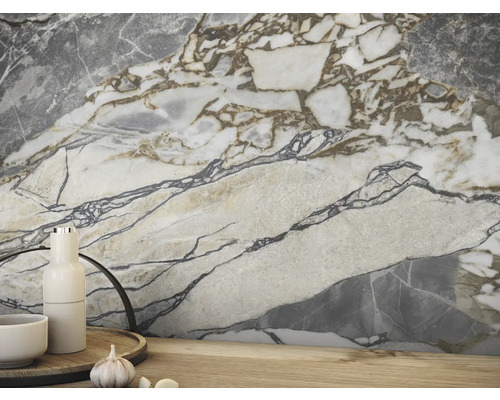Keramisk platta i stort format med marmorlook som väggbeklädnad