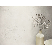 Dekorativa konstgjorda blommor i vas