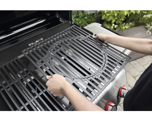 Person sätter in en grillinsats i en grill