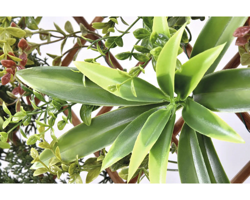 Konstgjord växt med gröna blad och träram