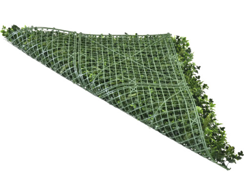 Konstgjord häck med gröna blad och gallerstruktur