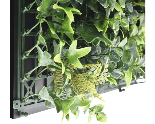 Konstgjord växtvägg med olika gröna blad