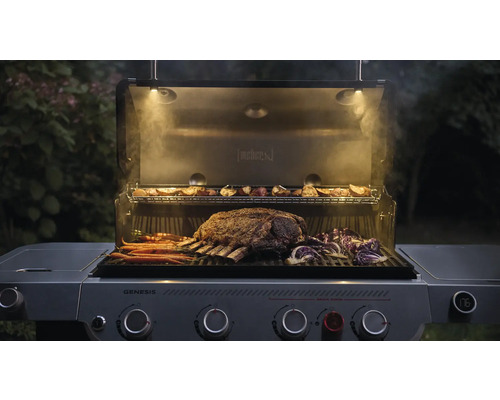 Weber Genesis gasolgrill med grillad mat som kött, potatis, morötter och kål