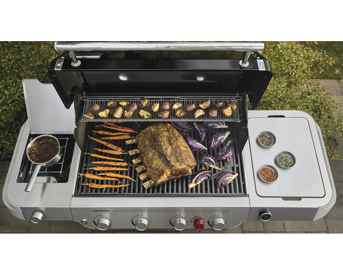 Grill med stek, grönsaker och sås