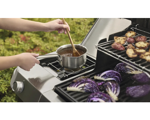 Grill i rostfritt stål med kastrull, träslev, rödkål och potatis