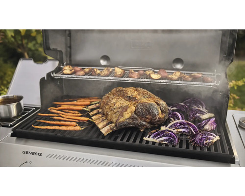 Weber Genesis grill med stek, grönsaker och potatis