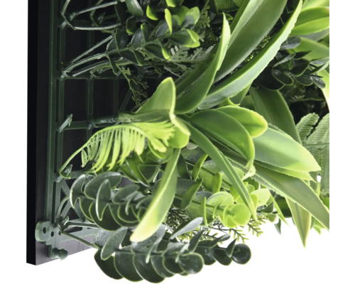 Detaljbild av en konstgjord växtvägg med olika gröna nyanser