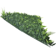 Konstgjord växtvägg med olika gröna blad och ett plastgaller